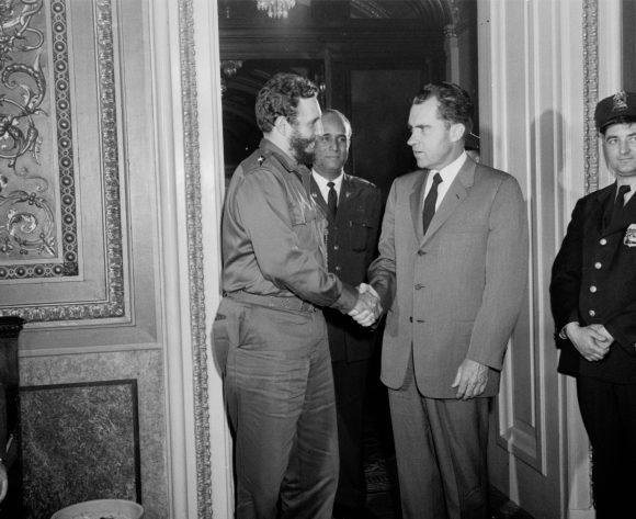 Fidel Castro estrechando la mano del vicepresidente estadounidense, Richard Nixon, después de la entrevista sostenida entre ellos en el Capitolio de Washington, 19 de abril de 1959. Foto: Revolución/Sitio Fidel Soldado de las Ideas. Fidel Castro estrechando la mano del vicepresidente estadounidense, Richard Nixon, después de la entrevista sostenida entre ellos en el Capitolio de Washington, 19 de abril de 1959. Foto: Revolución/Sitio Fidel Soldado de las Ideas.