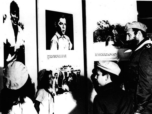 Fidel junto a pioneros destacados en la inauguración del Campamento de Pioneros “José Martí” en Tarará, el 20 de julio de 1975. Fidel junto a pioneros destacados en la inauguración del Campamento de Pioneros “José Martí” en Tarará, el 20 de julio de 1975.