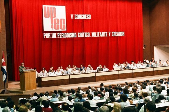 Fidel Castro pronuncia discurso en el Quinto Congreso de la Unión de Periodistas de Cuba, que se efectuó en el Palacio de Convenciones los días 24,25 y 26 de octubre de 1986. Foto: Estudios Revolución / Sitio Fidel Soldado de las Ideas. Fidel Castro pronuncia discurso en el Quinto Congreso de la Unión de Periodistas de Cuba, que se efectuó en el Palacio de Convenciones los días 24,25 y 26 de octubre de 1986. Foto: Estudios Revolución / Sitio Fidel Soldado de las Ideas.