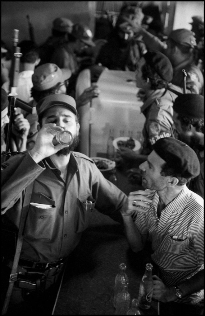 Fidel Castro se detiene a tomar un refresco en una gasolinera