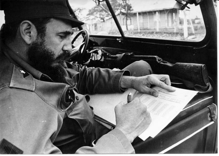 Incansable trabajador, el Comandante en Jefe Fidel Castro Ruz no desaprovechó ni un minuto en la obra de la Revolución. Foto tomada el 1ro. de febrero de 1970. Foto: Liborio Noval Incansable trabajador, el Comandante en Jefe Fidel Castro Ruz no desaprovechó ni un minuto en la obra de la Revolución. Foto tomada el 1ro. de febrero de 1970. Foto: Liborio Noval