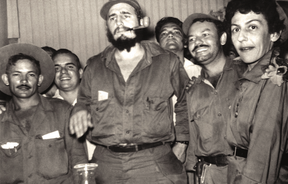 Fidel, el comandante Guillermo García Frías y Celia, en Palma Soriano, diciembre de 1958. Foto: Libro "La Contraofensiva Estratégica" Fidel, el comandante Guillermo García Frías y Celia, en Palma Soriano, diciembre de 1958. Foto: Libro "La Contraofensiva Estratégica"