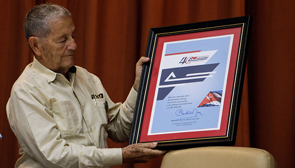 Raúl Castro envía un reconocimiento por el 40 aniversario de la creación del Palacio de Convenciones de La Habana. Foto: Abel Padrón Padilla/Cubadebate Raúl Castro envía un reconocimiento por el 40 aniversario de la creación del Palacio de Convenciones de La Habana. Foto: Abel Padrón Padilla/Cubadebate