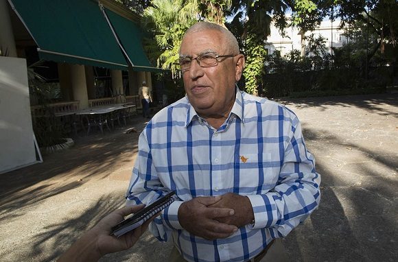 Durante años Cuza tripuló el IL 62 que llevaba a Fidel Castro y fue el hombre que aterrizó en Cuba con los restos de Ernesto Che Guevara. Foto: Ismael Francisco/Cubadebate. Durante años Cuza tripuló el IL 62 que llevaba a Fidel Castro y fue el hombre que aterrizó en Cuba con los restos de Ernesto Che Guevara. Foto: Ismael Francisco/Cubadebate.