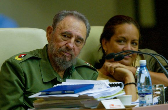 Fidel en el Palacio de Convenciones junto a la periodista Arleen Rodriguez. Foto: Ismael Francisco/ Cubadebate. Fidel en el Palacio de Convenciones junto a la periodista Arleen Rodriguez. Foto: Ismael Francisco/ Cubadebate.