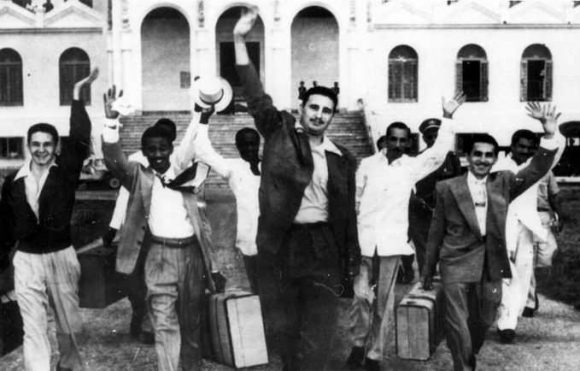 El 15 de mayo de 1955 salieron en libertad por amnistía del reclusorio nacional de Isla de Pinos, Fidel Castro y sus compañeros asaltantes a los cuarteles Moncada y Carlos Manuel de Céspedes en 1953. Menos de un mes después, el joven líder fundó en La Habana el Movimiento 26 de Julio El 15 de mayo de 1955 salieron en libertad por amnistía del reclusorio nacional de Isla de Pinos, Fidel Castro y sus compañeros asaltantes a los cuarteles Moncada y Carlos Manuel de Céspedes en 1953. Menos de un mes después, el joven líder fundó en La Habana el Movimiento 26 de Julio