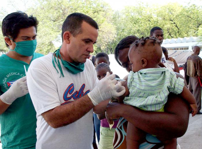 Al amparo de la ALBA se han formado en nuestro país miles de médicos extranjeros que hoy brindan sus servicios en múltiples países. Foto: Juvenal Balán Al amparo de la ALBA se han formado en nuestro país miles de médicos extranjeros que hoy brindan sus servicios en múltiples países. Foto: Juvenal Balán