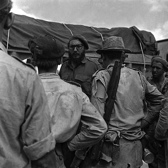 El líder Fidel Castro dialoga con los milicianos durante la invasión a Playa Girón, 17 de abril de 1961 El líder Fidel Castro dialoga con los milicianos durante la invasión a Playa Girón, 17 de abril de 1961
