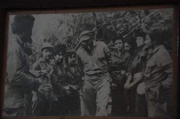 “Narra que conoció a Fidel en los días de la ofensiva del ejército de la tiranía, cuando ella llevó mensajes a lugares donde él estaba, y desde la primera vez se sintió muy impresionada.” Foto: Cortesía del autor “Narra que conoció a Fidel en los días de la ofensiva del ejército de la tiranía, cuando ella llevó mensajes a lugares donde él estaba, y desde la primera vez se sintió muy impresionada.” Foto: Cortesía del autor