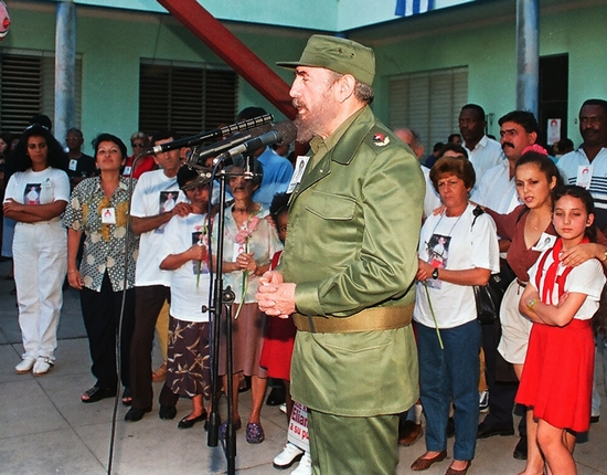 En la escuela de Elián González, celebrando el 6 de diciembre de 1999 el cumpleaños 6 del niño secuestrado en Estados Unidos. Foto: Estudios Revolución En la escuela de Elián González, celebrando el 6 de diciembre de 1999 el cumpleaños 6 del niño secuestrado en Estados Unidos. Foto: Estudios Revolución