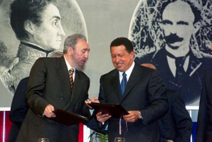 Fidel y Chávez firmaron un acuerdo de cooperación integral, en el Salón Ayacucho del Palacio de Miraflores, el 30 de octubre del 2000. Foto: Prensa Presidencial Fidel y Chávez firmaron un acuerdo de cooperación integral, en el Salón Ayacucho del Palacio de Miraflores, el 30 de octubre del 2000. Foto: Prensa Presidencial