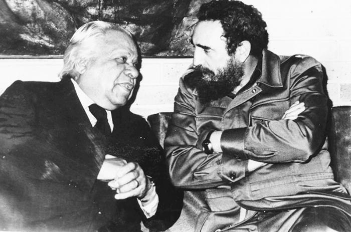 Fidel junto a Nicolás Guillén. 18 DE JULIO DE 1989. Foto: Archivo Fidel junto a Nicolás Guillén. 18 DE JULIO DE 1989. Foto: Archivo