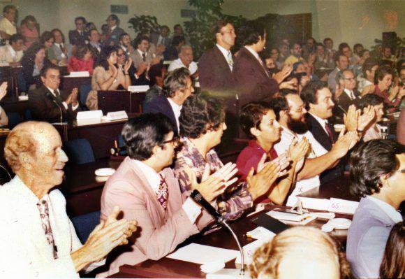 Asistentes al diálogo de 1978 aplauden a Fidel. Foto: LASA Asistentes al diálogo de 1978 aplauden a Fidel. Foto: LASA