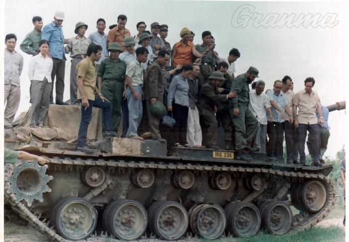 Fidel sobre uno de los tanques estadounidenses capturados durante su visita a Vietnam en 1973. Foto: Archivo de Granma