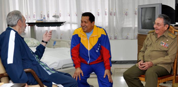 Fidel y Raúl estuvieron siempre muy pendientes de la salud de Chávez. Foto: Estudios Revolución Fidel y Raúl estuvieron siempre muy pendientes de la salud de Chávez. Foto: Estudios Revolución