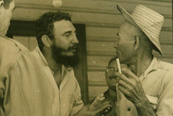 Fidel, durante su recorrido por Oriente, en 1965, compartió con el campesino Eulogio, en la Gran Piedra. Foto: ALBERTO KORDA Fidel, durante su recorrido por Oriente, en 1965, compartió con el campesino Eulogio, en la Gran Piedra. Foto: ALBERTO KORDA