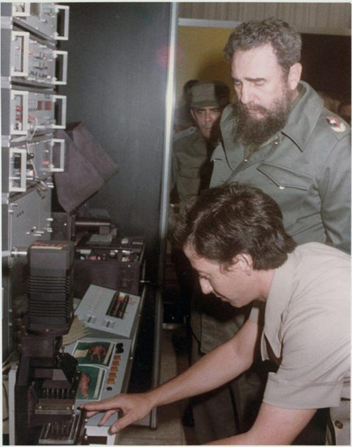 Fidel indaga sobre el Sistema Ultramicroanalítico (SUMA), tecnología cubana para el diagnóstico de varias enfermedades. Foto: Archivo de Granma Fidel indaga sobre el Sistema Ultramicroanalítico (SUMA), tecnología cubana para el diagnóstico de varias enfermedades. Foto: Archivo de Granma