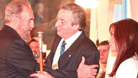 Fidel saluda a Nestor Kirchner en el Palacio San Martín, 25 de mayo de 2003. Foto: Télam. Fidel saluda a Nestor Kirchner en el Palacio San Martín, 25 de mayo de 2003. Foto: Télam.