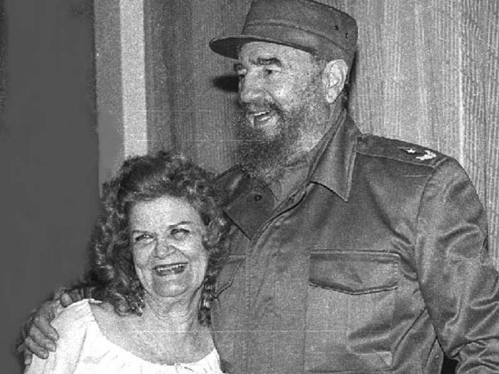 Fidel Castro junto a Carilda Oliver Labra Fidel Castro junto a Carilda Oliver Labra