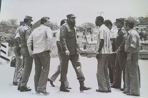 Durante el recorrido de Fidel por San Juan y Martínez, frente a él, Francisco Rodríguez Fernández / Foto: Archivo Durante el recorrido de Fidel por San Juan y Martínez, frente a él, Francisco Rodríguez Fernández / Foto: Archivo