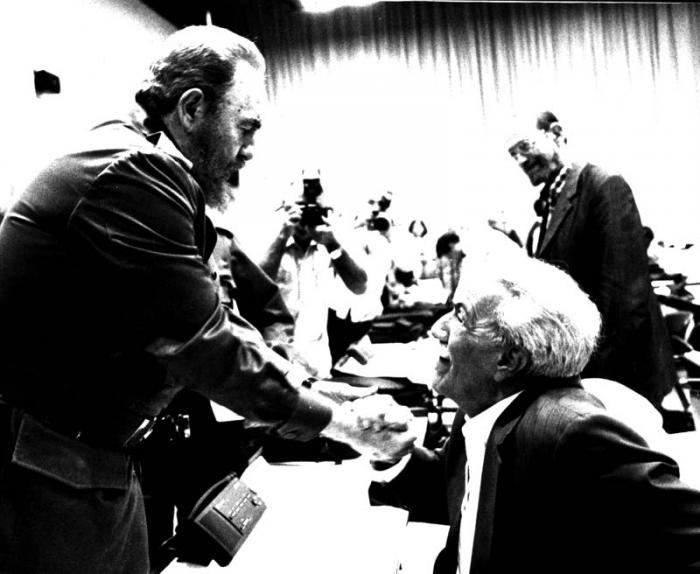Fidel con Jesús Orta Ruiz, el Indio Naborí, en el VI Congreso de la UNEAC Fidel con Jesús Orta Ruiz, el Indio Naborí, en el VI Congreso de la UNEAC