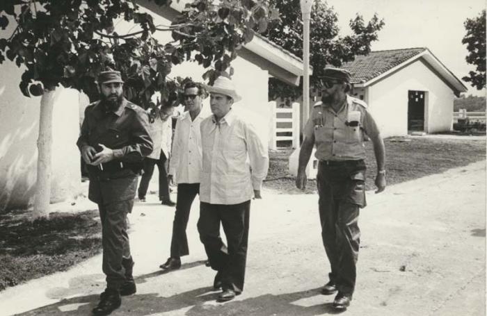 Junto a Francois Mitterrand y Ramón Castro durante una visita al Valle de Picadura