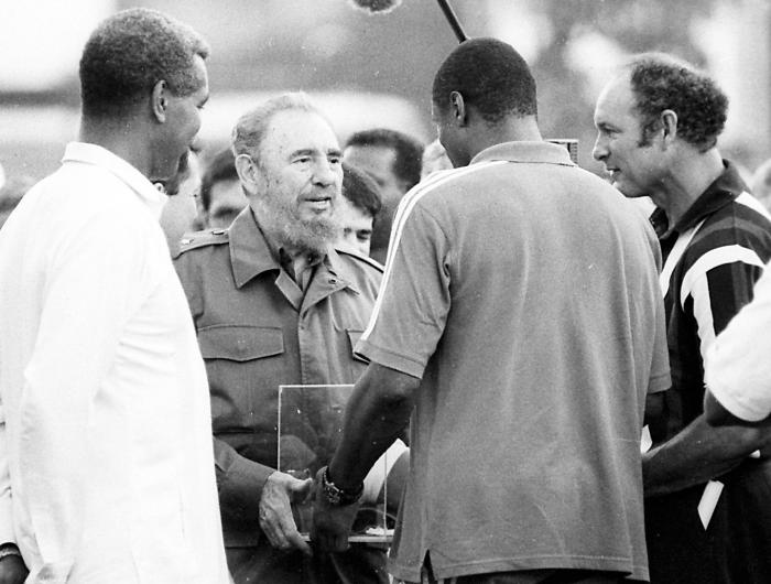 Fidel no solo admiró a los deportistas, también compartió con ellos sus inquietudes En la imagen con los boxeadores Teófilo Stevenson y Félix Savón, y con el corredor Alberto Juantorena. Foto: Ismael Francisco Fidel no solo admiró a los deportistas, también compartió con ellos sus inquietudes En la imagen con los boxeadores Teófilo Stevenson y Félix Savón, y con el corredor Alberto Juantorena. Foto: Ismael Francisco