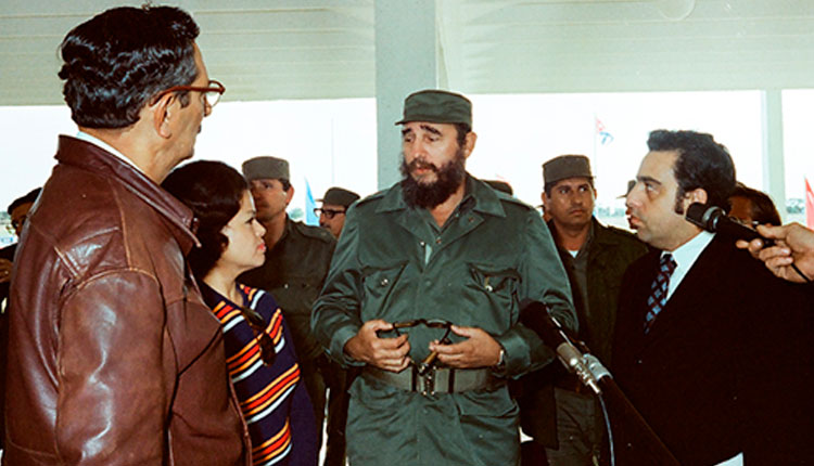 Cuando dejó inaugurado el IPVCE Federico Engels, el 27 de enero de 1978. Junto a él, Julio Camacho Aguilera, primer secretario del PCC en la provincia / Foto: Archivo. Cuando dejó inaugurado el IPVCE Federico Engels, el 27 de enero de 1978. Junto a él, Julio Camacho Aguilera, primer secretario del PCC en la provincia / Foto: Archivo.