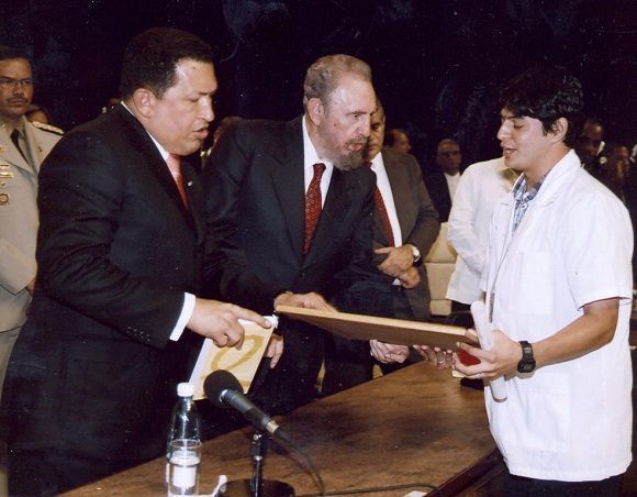 Fidel, Chávez y otros mandatarios y personalidades de América Latina y el Caribe presidieron la Primera Graduación de la Escuela Latinoamericana de Medicina (ELAM), 20 de agosto de 2005. Foto: Estudios Revolución Fidel, Chávez y otros mandatarios y personalidades de América Latina y el Caribe presidieron la Primera Graduación de la Escuela Latinoamericana de Medicina (ELAM), 20 de agosto de 2005. Foto: Estudios Revolución