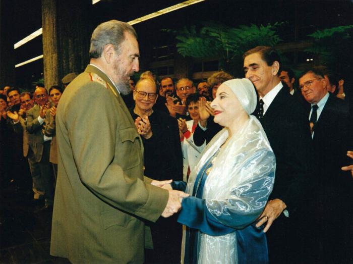 Alicia recibió de manos del Comandante en Jefe Fidel Castro la orden José Martí. Foto: Archivo Alicia recibió de manos del Comandante en Jefe Fidel Castro la orden José Martí. Foto: Archivo