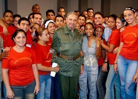 Fidel junto a un grupo de trabajadores sociales en la Mesa Redonda. Foto: Ismael Francisco/ Cubadebate. Fidel junto a un grupo de trabajadores sociales en la Mesa Redonda. Foto: Ismael Francisco/ Cubadebate.