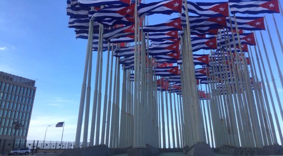 El Monte de la Banderas, frente a la Embajada de Estados Unidos en La Habana, este 31 de diciembre. Foto: @guaguap11 El Monte de la Banderas, frente a la Embajada de Estados Unidos en La Habana, este 31 de diciembre. Foto: @guaguap11