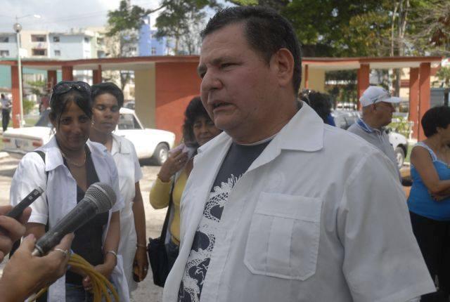Lenin recién llegado a Sancti Spíritus en mayo del 2015, luego de su misión contra el ébola en Guinea Conakry. (Foto: Reidel Gallo/ Escambray) Lenin recién llegado a Sancti Spíritus en mayo del 2015, luego de su misión contra el ébola en Guinea Conakry. (Foto: Reidel Gallo/ Escambray)