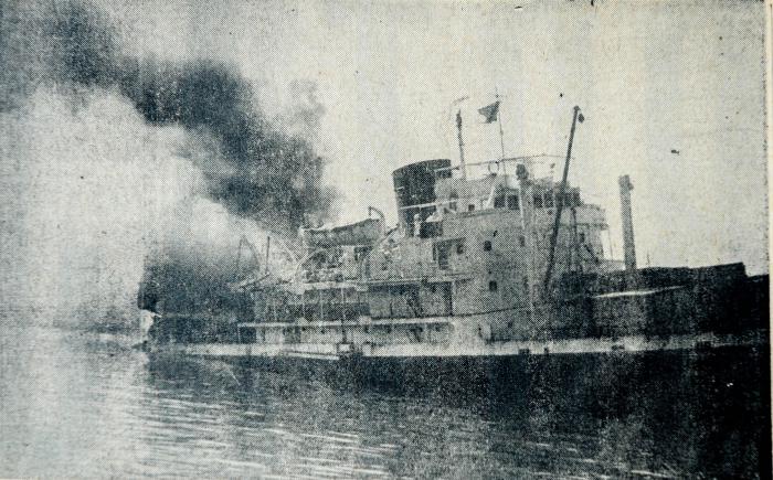El buque francés La Coubre antes de producirse la segunda explosión. Foto: Periódico Revolución El buque francés La Coubre antes de producirse la segunda explosión. Foto: Periódico Revolución