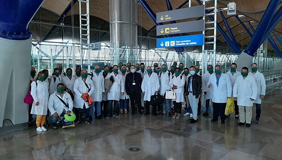 El embajador cubano en Madrid Gustavo Machín (al centro) recibió a la brigada médica cubana que irá a Andorra a prestar ayuda ante la pandemia. Foto: Facebook del Embajador. El embajador cubano en Madrid Gustavo Machín (al centro) recibió a la brigada médica cubana que irá a Andorra a prestar ayuda ante la pandemia. Foto: Facebook del Embajador.