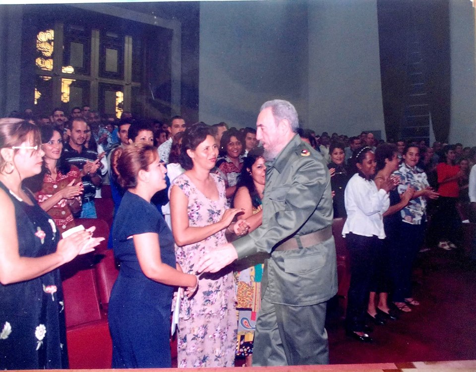 Liudmila le pide a Fidel que firme su foto de recuerdo. Liudmila le pide a Fidel que firme su foto de recuerdo.