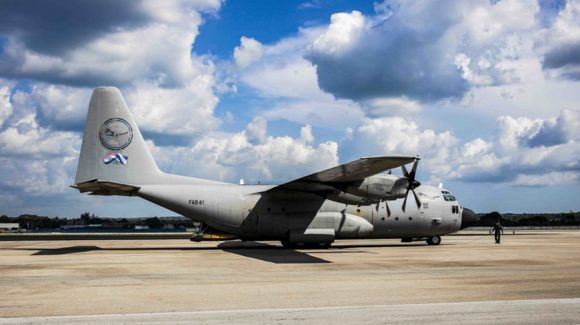 Avión C-130 de la Fuerza Aérea Boliviana arriba al Aeropuerto Internacional José Martí con insumos médicos y productos alimenticios en apoyo a la situación actual que enfrenta el país. La Habana, Cuba, el 30 de julio de 2021. Foto: ACN/Ariel LEY ROYERO