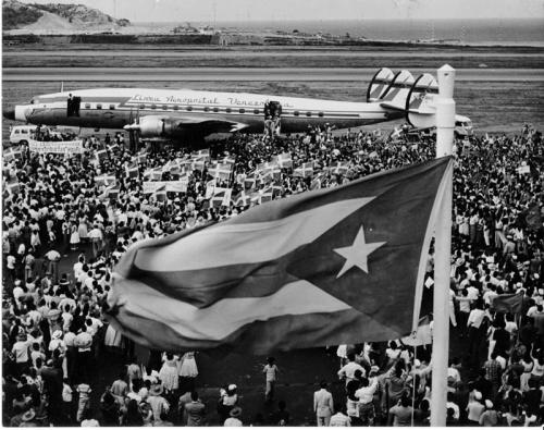 VISTA DEL RECIBIMIENTO A FIDEL EN EL AEROPUERTO DE MAIQUETÍA, VENEZUELA. 23 DE ENERO DE 1959.