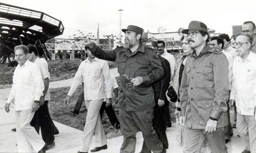Fidel y Daniel Ortega en un recorrido por EXPOCUBA antes del acto de inauguración