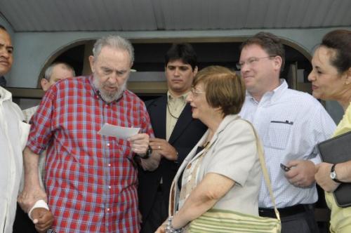 Fidel, Julia Sweig y Goldberg (con la camisa blanca) en el Acuario Nacional.