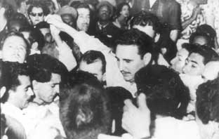 En manos del pueblo fidel a la salida de la prisión en 1955