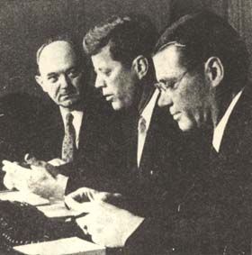 J. F. Kennedy (al centro) con Dean Rusk, secretario de Estado ( a la izquierda) y Robert Mcnamara, jefe del Pentágono. 