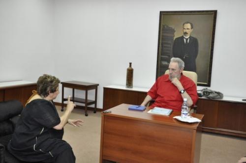Fidel responde preguntas de la directora del diario La Jornada, de México, Carmen Lira Saade.