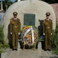 Deux couronnes de fleurs ont été déposées au nom de Raul et de Diaz-Canel au pied de la roche qui renferme les cendres du commandant en chef Fidel Castro Ruz à l'occasion de la Fête des pères. Photo: Eduardo Palomares