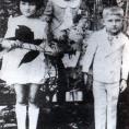 Fidel Castro con sus hermanos Ángela y Ramón en Birán 1929