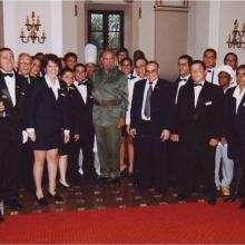  El Comandante en Jefe Fidel Castro Ruz junto a trabajadores del Hotel Nacional de Cuba, instalación insignia de la hostelería cubana. Foto: Cortesía del Hotel Nacional de Cuba 