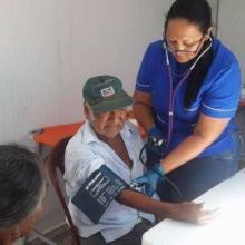 Médicos cubanos atienden a damnificados peruanos. Foto tomada del perfil en Facebook de Enmanuel Vigil.