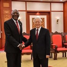 Secretario general del Partido Comunista de Vietnam, Nguyen Phu Trong, recibe al primer vicepresidente de Cuba, Salvador Valdés.