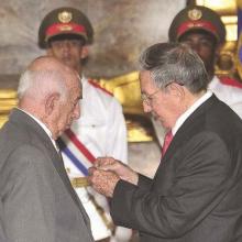 Raúl destacó las acciones de José Ramón Machado Ventura contra la tiranía de Batista; al médico y guerrillero; a uno de los fundadores del Partido Comunista de Cuba. fotos: Estudios Revolución