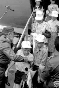 Il Presidente Fidel Castro Ruz riceve alla scaletta dell’aereo IL-86 di Aeroflot 255 bambini di Chernóbil, educatori, medici e familiari, per un totale di 281 persone ospitate nella Città dei Pionieri José Martí di Tarará. Photo: Joaquin Viñas Il Presidente Fidel Castro Ruz riceve alla scaletta dell’aereo IL-86 di Aeroflot 255 bambini di Chernóbil, educatori, medici e familiari, per un totale di 281 persone ospitate nella Città dei Pionieri José Martí di Tarará. Photo: Joaquin Viñas